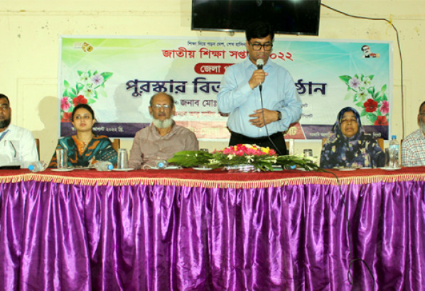 সিলেট সরকারি অগ্রগামী বালিকা উচ্চ বিদ্যালয় ও কলেজে সিলেট জেলা শিক্ষা অফিসের আয়োজনে জাতীয় শোকাবহ আগস্ট ও জেলা পর্যায়ের জাতীয় শিক্ষা সপ্তাহ ২০২২ উপলক্ষ্যে পুরস্কার বিতরণ অনুষ্ঠানে প্রধান অতিথির বক্তব্য রাখছেন জেলা প্রশাসক মো. মজিবর রহমান