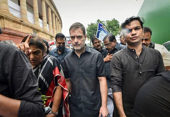 কংগ্রেস নেতা রাহুল গান্ধী-শশী থারুর আটক, ভারতজুড়ে বিক্ষোভ