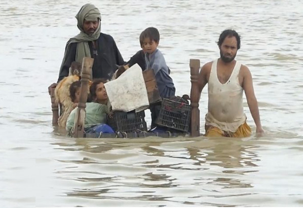 পাকিস্তানে ভারী বৃষ্টি ও বন্যায় ১,০৩৩ জনের মৃত্যু