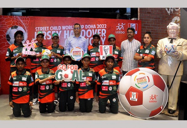 ফুটবল খেলতে কাতার যাচ্ছে নারী পথশিশুরা