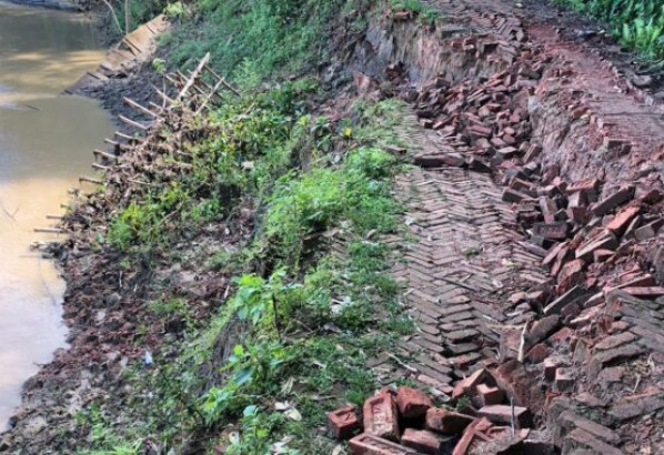 বড়লেখায় নদী ভাঙনে রাস্তা বিলীন