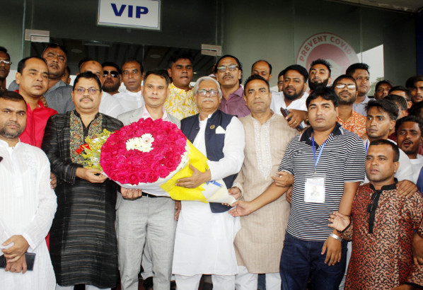 ওসমানী বিমানবন্দরে কাউন্সিলর আফতাব হোসেন খানকে সংবর্ধনা