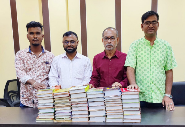 সিলেট জেলা প্রেসক্লাব পাঠাগারে  ৬০টি বই দিলেন মিজানুর রহমান