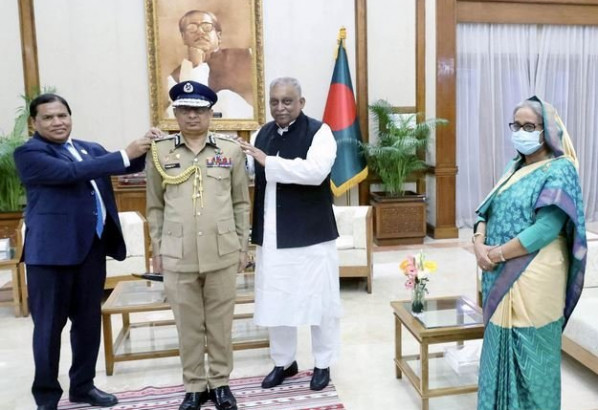 মামুনকে আইজিপি র‌্যাঙ্ক ব্যাজ পরানো হয়েছে
