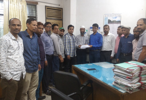 সহকর্মীর সন্তানের চিকিৎসায় সাড়ে চার লক্ষাধিক টাকা দিলেন শাবির কর্মকর্তারা