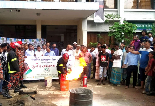 জগন্নাথপুরে ভয়াবহ আগুন নিয়ন্ত্রনে কলা-কৌশল প্রদর্শন