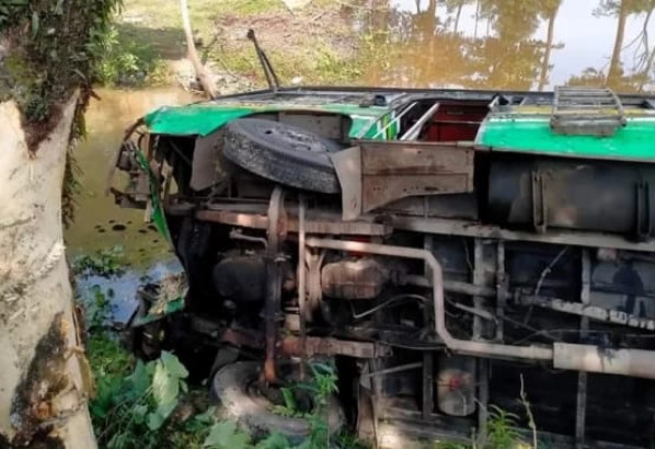 শান্তিগঞ্জে বাস খাদে পড়ে নিহত ১, আহত ২০