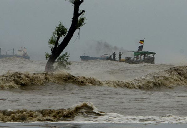 উপকূলে আঘাত হেনেছে ঘূর্ণিঝড় সিত্রাং