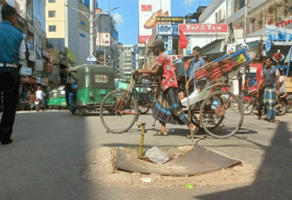 জিন্দাবাজারে দেবেছে স্ল্যাব, বাঁশের খুঁটি!