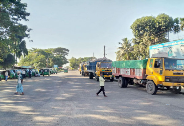 সিলেটে পণ্যবাহী পরিবহন ধর্মঘট চলছে