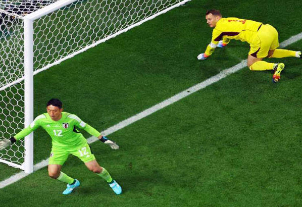 একই গোলপোস্টে দুই দলের গোলরক্ষক!