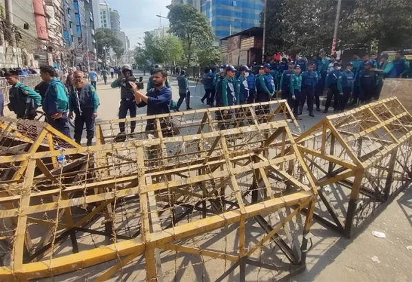 নয়াপল্টন অবরুদ্ধ করে রেখেছে পুলিশ, ঢুকতে দেয়া হয়নি ফখরুলকে