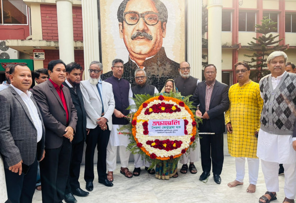 বঙ্গবন্ধুর প্রতিকৃতিতে নবনির্বাচিত প্রেসিডিয়াম সদস্য সৈয়দা জেবুন্নেছা হক এর শ্রদ্ধা নিবেদন