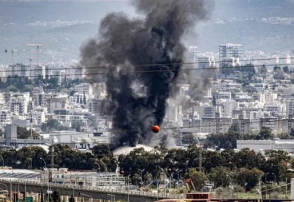 ইরানের হামলায় ইসরায়েলের সর্ববৃহৎ তেল শোধনাগারে আগুন