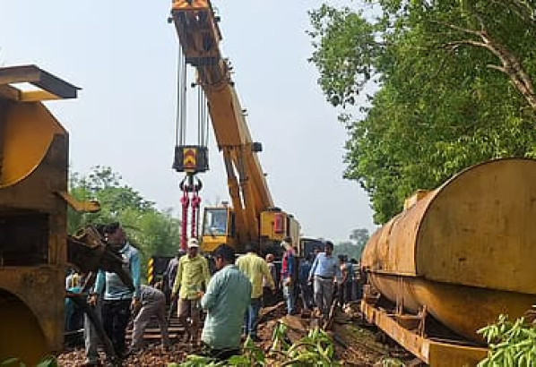 হবিগঞ্জে জ্বালানি তেলবাহী ট্রেন লাইনচ্যুত, লুটপাট বন্ধে ঘটনাস্থলে বিজিবি