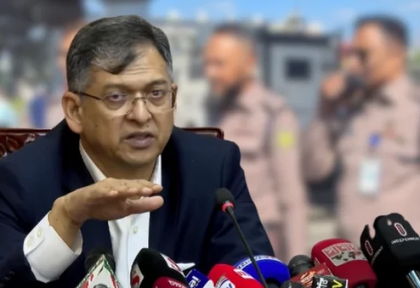 মানানসই হয়নি পুলিশের নতুন পোশাক, শার্ট থাকবে আগের মতো প্যান্ট হবে খাকি: স্বরাষ্ট্রমন্ত্রী