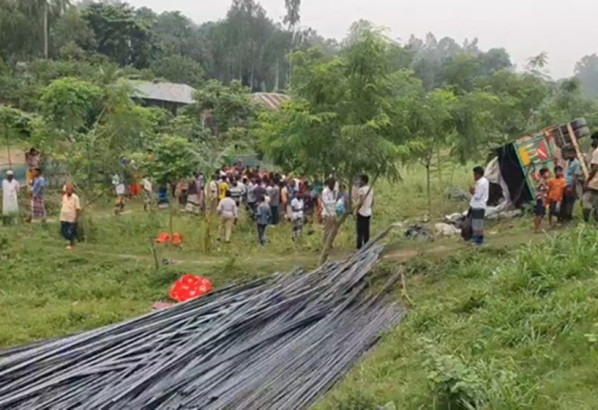 যমুনা সেতুর পূর্বপাড়ে রডবোঝাই ট্রাক উলটে নিহত