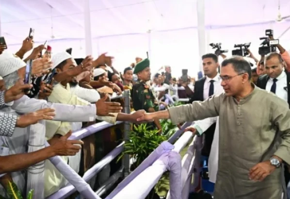 জাতীয় ঈদগাহে মুসল্লিদের সঙ্গে প্রধানমন্ত্রীর শুভেচ্ছা বিনিময়