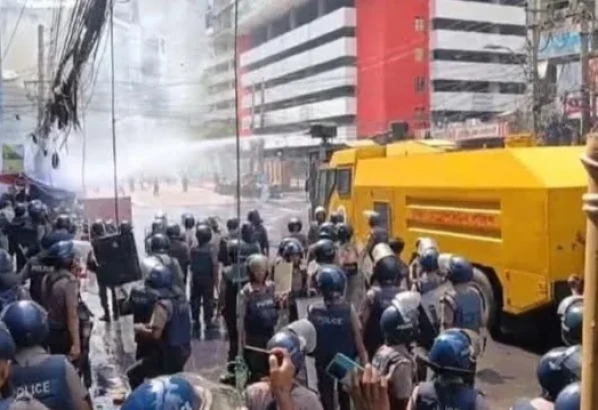ইসলামী ব্যাংকের সামনে পুলিশের লাঠিচার্জ ও টিয়ারগ্যাস নিক্ষেপ