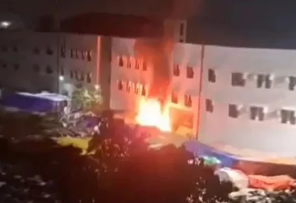 শাহজালাল বিমানবন্দরে কার্গো শেডে আগুন, নিয়ন্ত্রণে ফায়ার সার্ভিসের ৪ ইউনিট