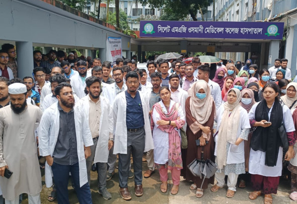 ওসমানী মেডিকেলে কর্মবিরতিতে ইন্টার্ন চিকিৎসকরা