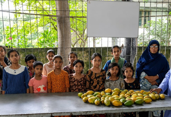 এতিম শিশুদের মাঝে রোটারি ক্লাব অব সিলেট সুপ্রিমের মৌসুমী ফল বিতরণ