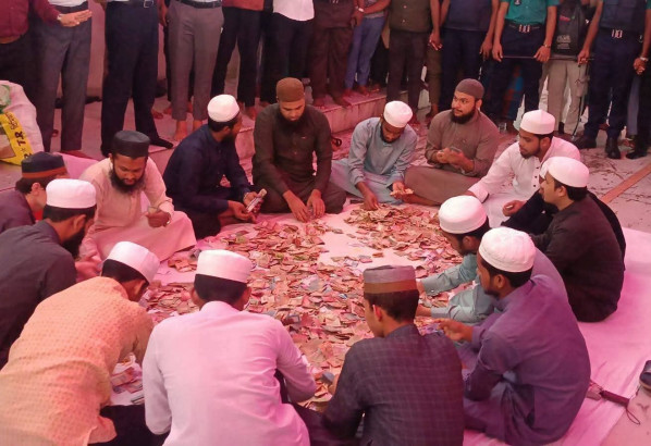শাহজালাল মাজারের ৩ দিনের দান গণনায় মিলল ১৭ লাখ ৬৫ হাজার টাকা ও ৭ আনা স্বর্ণ