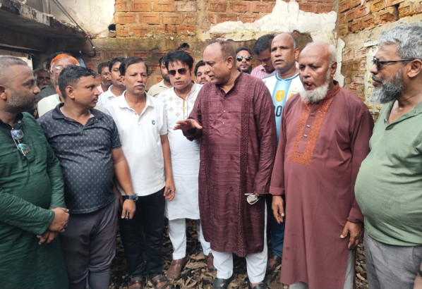 ব্যবসায়ীদের ক্ষতিগ্রস্ত দোকান পরিদর্শন করে আর্থিক সহায়তা করলেন এমপি এমরান আহমদ চৌধুরী