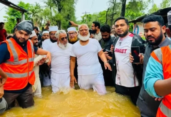 বন্যাকবলিত চট্টগ্রামে জামায়াত আমির, দুর্গতদের মধ্যে ত্রাণ বিতরণ