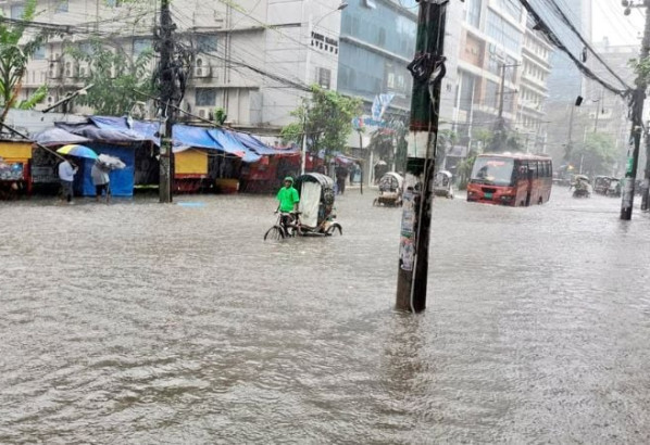 ভারী বৃষ্টি পানির নিচে চট্টগ্রামের অনেক সড়ক, দুর্ভোগে নগরবাসী