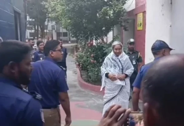 সকালে প্যারোলে মুক্ত হয়ে স্বামীকে শেষ বিদায় জানাতে গেছেন দীপু মনি