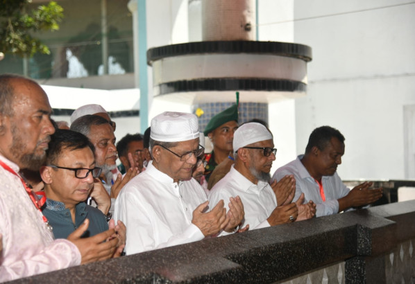 সিলেটে হজরত শাহজালাল (রঃ) ও হজরত শাহপরান (রঃ) এর মাজার জিয়ারত করলেন রাষ্ট্রপতি