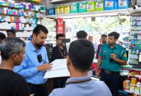 সিলেটবাসীকে বিষ খাওয়াচ্ছে আল-মদীনা ফার্মেসি! জরিমানা
