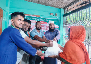 পবিত্র ঈদুল আযহা উপলক্ষে রক্ত বন্ধু সোসাইটি বাংলাদেশ এর উদ্যোগে উপহার সামগ্রী বিতরণ